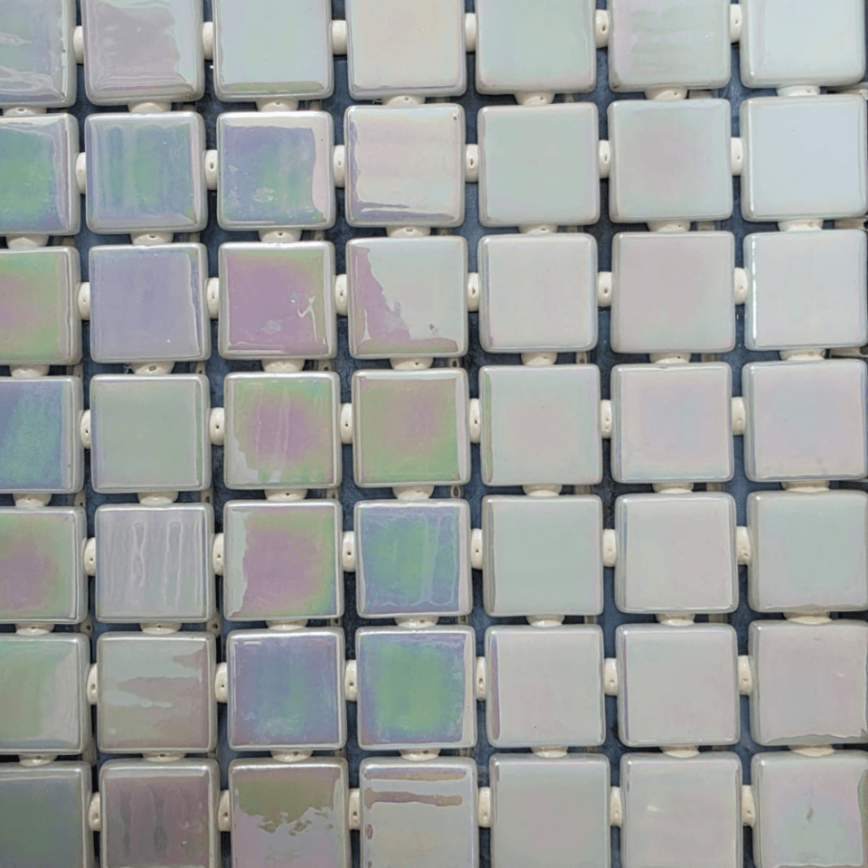 Mosaïque Piscine Blanc Nacré Irisé en Tunisie – Effet Luxe & Eau Cristalline